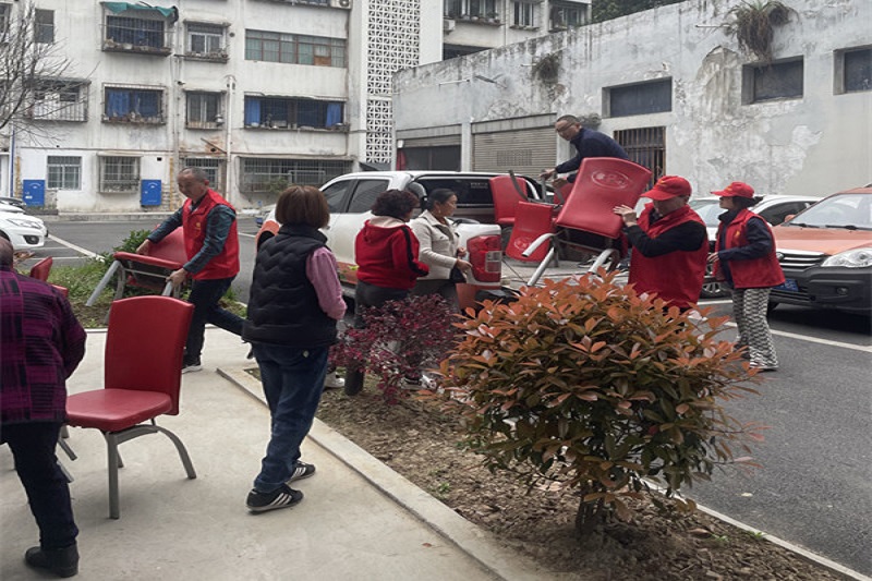 我為群眾辦實(shí)事||黨建引領(lǐng)送溫暖，愛(ài)心座椅進(jìn)社區(qū)